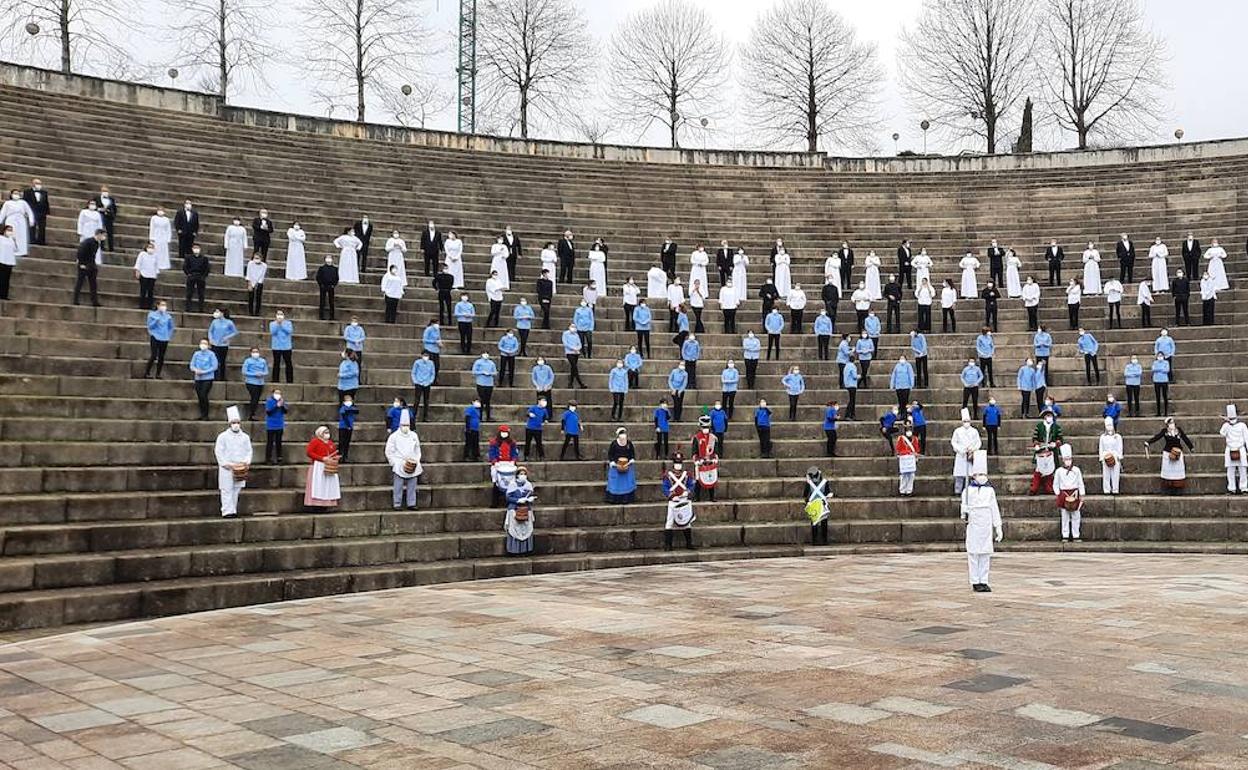 La escena final del vídeo de DV y el Orfeón en el auditorio de Miramon. 