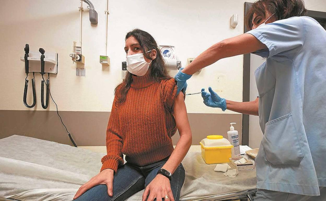 El lunes comenzó la vacunación en el Hospital Universitario Donostia y el jueves ya no había dosis.