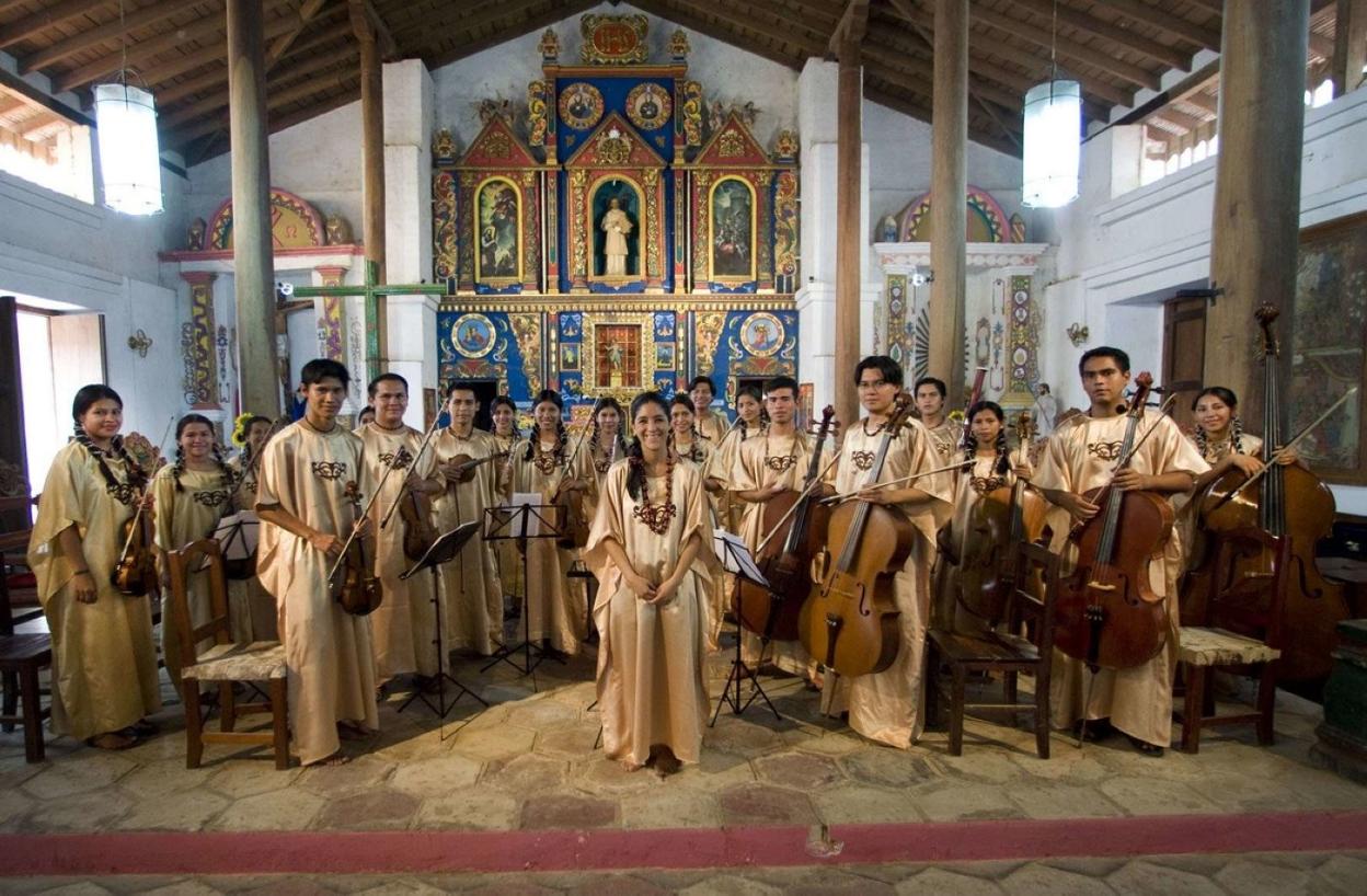 Profesores y alumnos de la Escuela de Música, con su directora, Raquel Maldonado. 