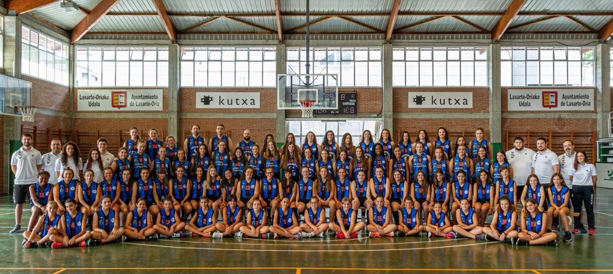 La mayoría de los componentes de la sección de baloncesto de Ostadar, antes de iniciarse la temporada 2019-20 en el Maialen Chourraut. 