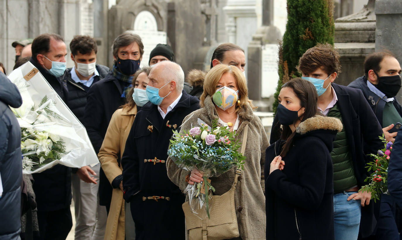 Hace veintiséis años Gregorio Ordóñez murió asesinado por ETA mientras comía en un restaurante de la Parte Vieja de Donostia, un atentado que provocó una convulsión en la sociedad vasca. Familiares, amigos, compañeros del partido y cargos institucionales se han reunido este sábado junto a la tumba del teniente de alcalde del PP en el Ayuntamiento de San Sebastián para rendirle homenaje y acompañar a su viuda, Ana Iríbar. 