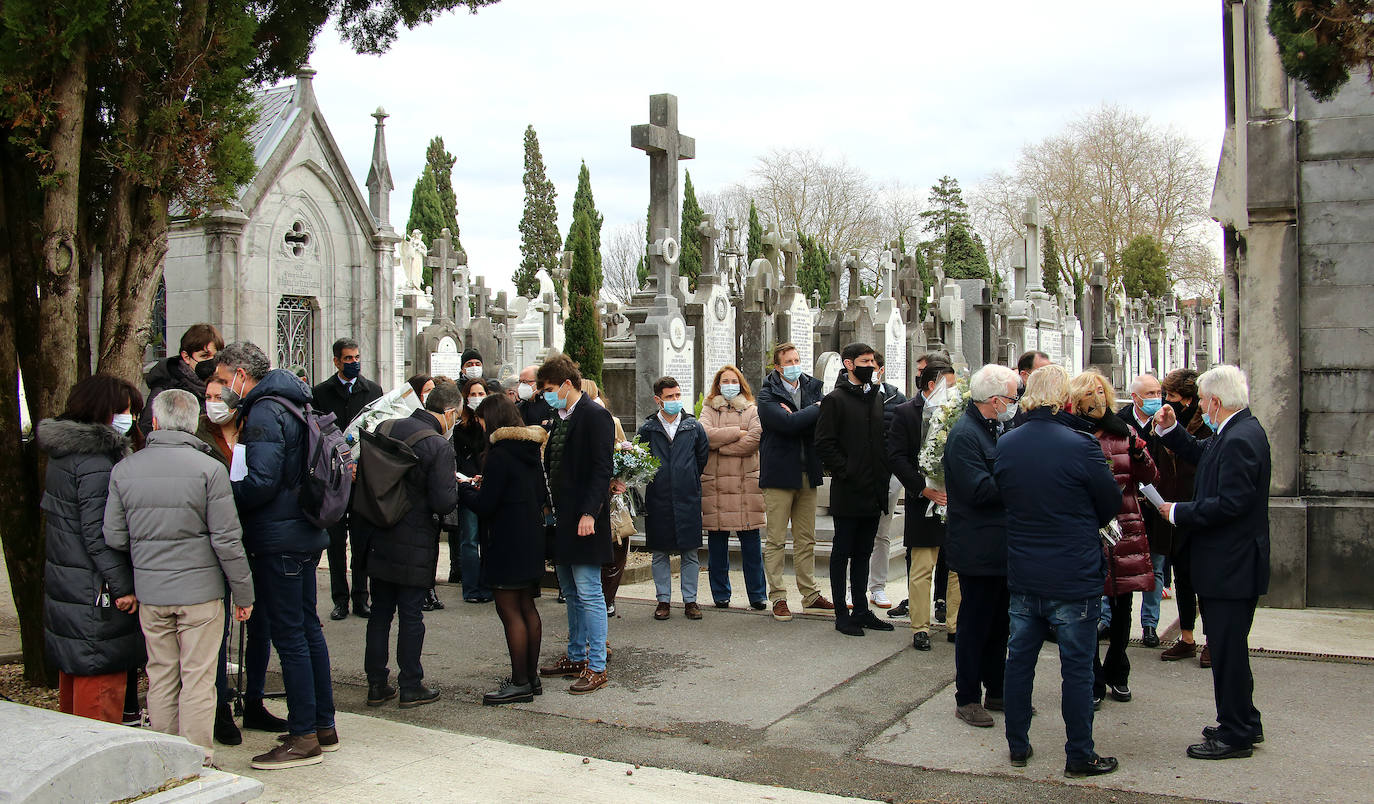 Hace veintiséis años Gregorio Ordóñez murió asesinado por ETA mientras comía en un restaurante de la Parte Vieja de Donostia, un atentado que provocó una convulsión en la sociedad vasca. Familiares, amigos, compañeros del partido y cargos institucionales se han reunido este sábado junto a la tumba del teniente de alcalde del PP en el Ayuntamiento de San Sebastián para rendirle homenaje y acompañar a su viuda, Ana Iríbar. 