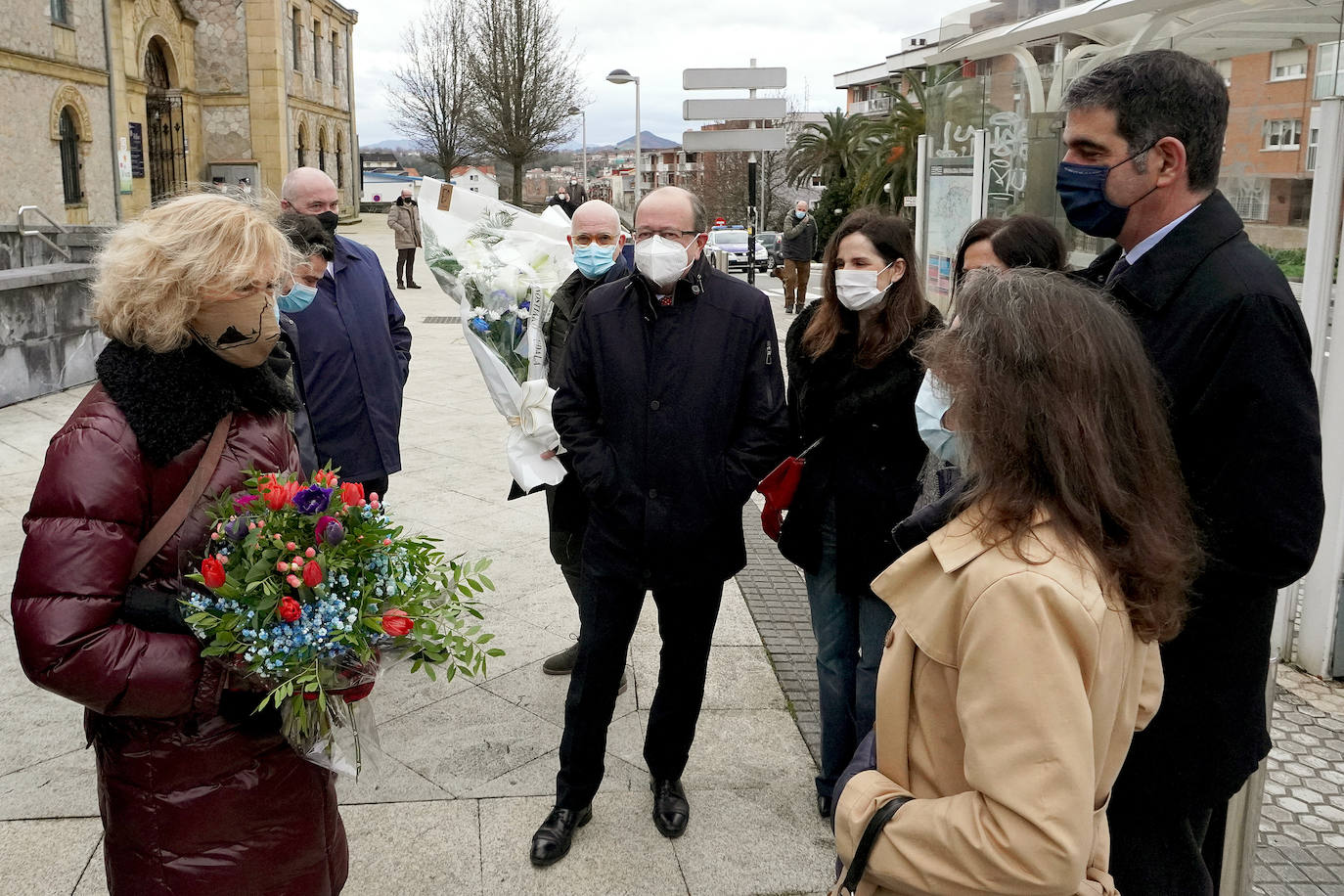 Hace veintiséis años Gregorio Ordóñez murió asesinado por ETA mientras comía en un restaurante de la Parte Vieja de Donostia, un atentado que provocó una convulsión en la sociedad vasca. Familiares, amigos, compañeros del partido y cargos institucionales se han reunido este sábado junto a la tumba del teniente de alcalde del PP en el Ayuntamiento de San Sebastián para rendirle homenaje y acompañar a su viuda, Ana Iríbar. 
