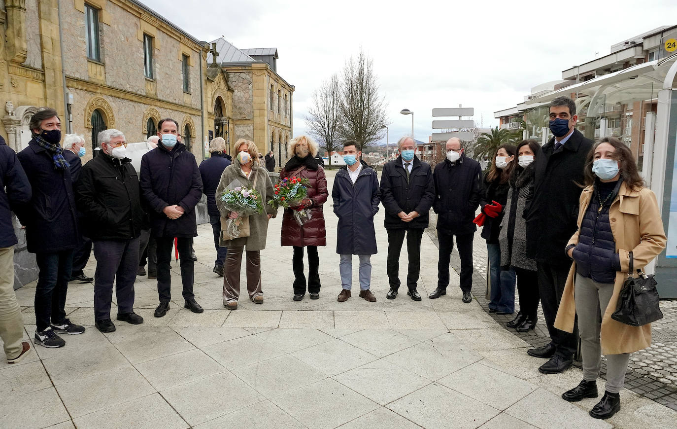 Hace veintiséis años Gregorio Ordóñez murió asesinado por ETA mientras comía en un restaurante de la Parte Vieja de Donostia, un atentado que provocó una convulsión en la sociedad vasca. Familiares, amigos, compañeros del partido y cargos institucionales se han reunido este sábado junto a la tumba del teniente de alcalde del PP en el Ayuntamiento de San Sebastián para rendirle homenaje y acompañar a su viuda, Ana Iríbar. 