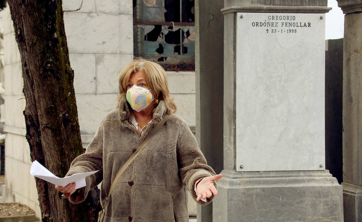 Hace veintiséis años Gregorio Ordóñez murió asesinado por ETA mientras comía en un restaurante de la Parte Vieja de Donostia, un atentado que provocó una convulsión en la sociedad vasca. Familiares, amigos, compañeros del partido y cargos institucionales se han reunido este sábado junto a la tumba del teniente de alcalde del PP en el Ayuntamiento de San Sebastián para rendirle homenaje y acompañar a su viuda, Ana Iríbar. 