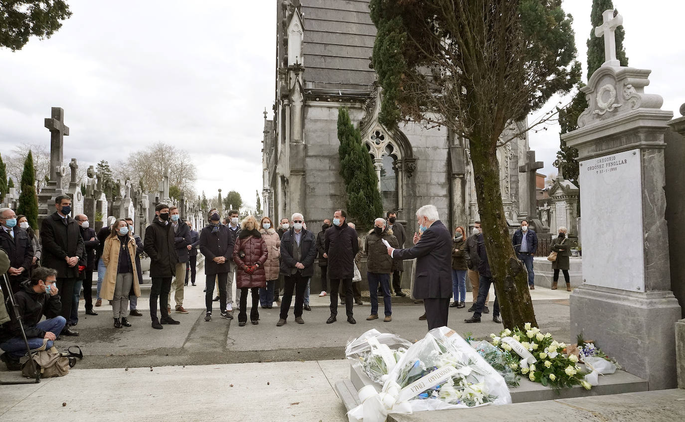 Hace veintiséis años Gregorio Ordóñez murió asesinado por ETA mientras comía en un restaurante de la Parte Vieja de Donostia, un atentado que provocó una convulsión en la sociedad vasca. Familiares, amigos, compañeros del partido y cargos institucionales se han reunido este sábado junto a la tumba del teniente de alcalde del PP en el Ayuntamiento de San Sebastián para rendirle homenaje y acompañar a su viuda, Ana Iríbar. 