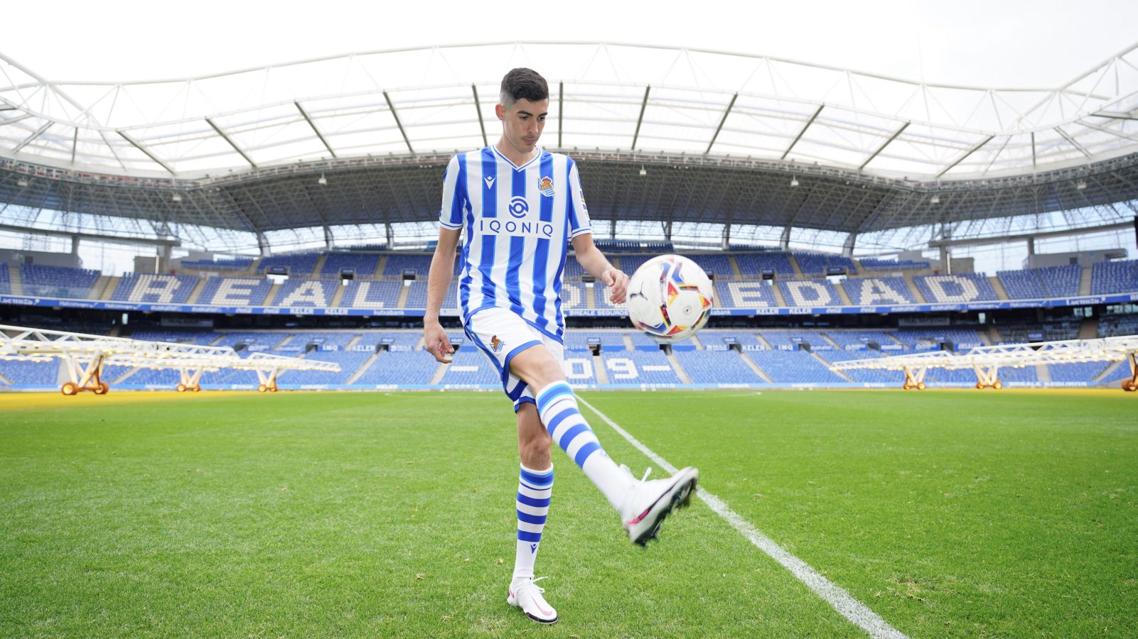 Carlos Fernández se ha convertido este domingo en nuevo jugador de la Real Sociedad. El atacante andaluz ha sido presentado esta tarde y antes ha tenido la oportunidad de ejercitarse junto a sus compañeros
