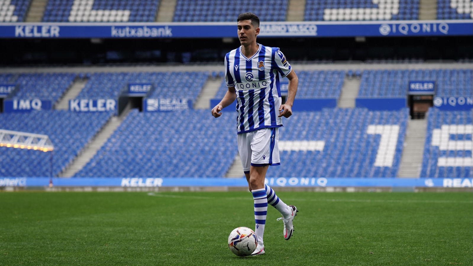 Carlos Fernández se ha convertido este domingo en nuevo jugador de la Real Sociedad. El atacante andaluz ha sido presentado esta tarde y antes ha tenido la oportunidad de ejercitarse junto a sus compañeros