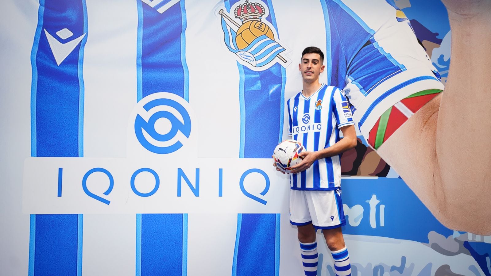 Carlos Fernández se ha convertido este domingo en nuevo jugador de la Real Sociedad. El atacante andaluz ha sido presentado esta tarde y antes ha tenido la oportunidad de ejercitarse junto a sus compañeros