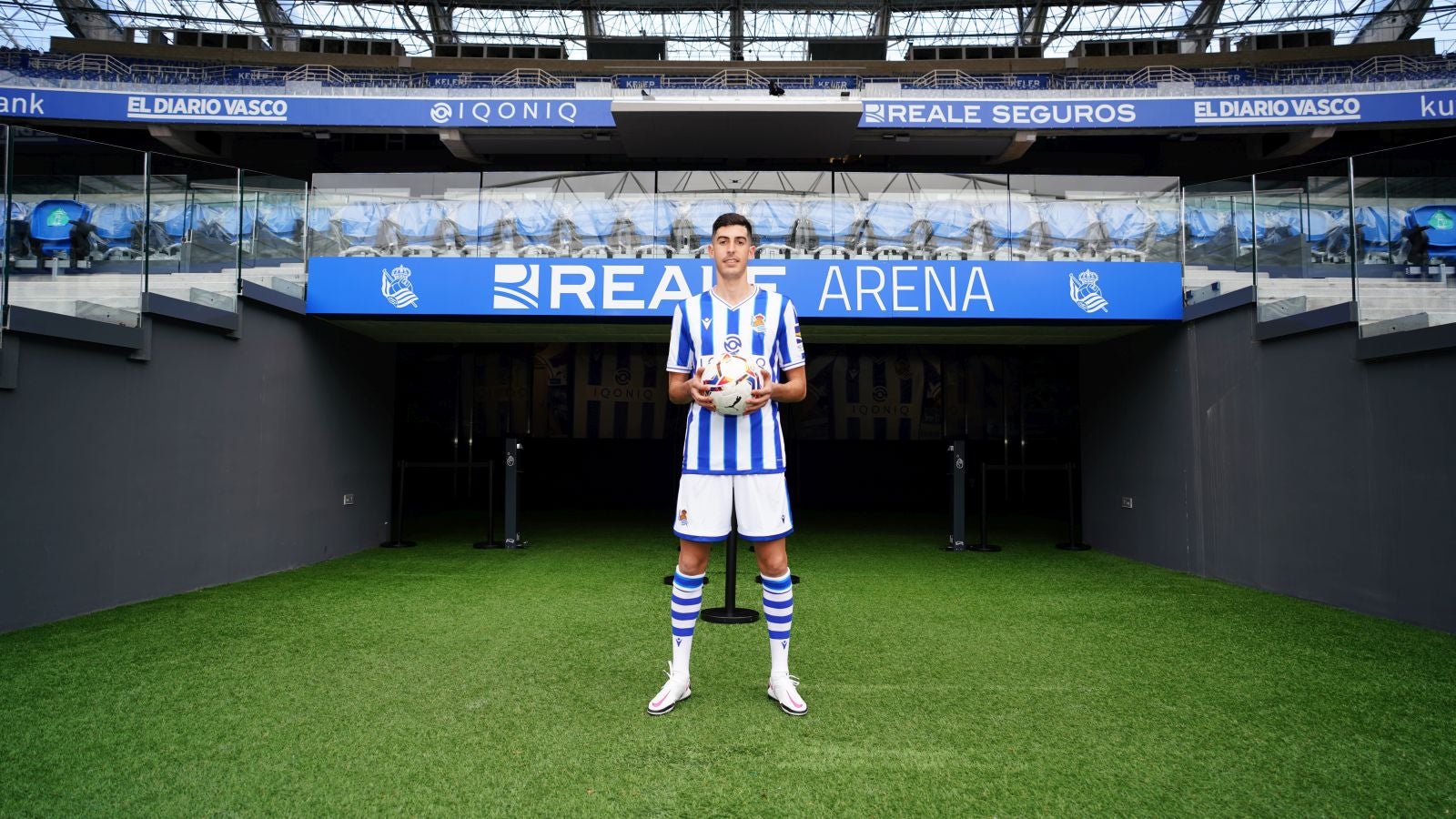Carlos Fernández se ha convertido este domingo en nuevo jugador de la Real Sociedad. El atacante andaluz ha sido presentado esta tarde y antes ha tenido la oportunidad de ejercitarse junto a sus compañeros