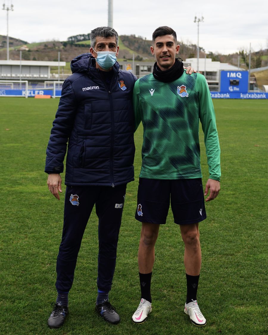 Carlos Fernández se ha convertido este domingo en nuevo jugador de la Real Sociedad. El atacante andaluz ha sido presentado esta tarde y antes ha tenido la oportunidad de ejercitarse junto a sus compañeros