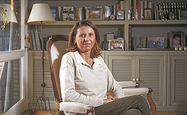 Ana Velasco, en su casa de Madrid, la ciudad que le acogió en 1980. 