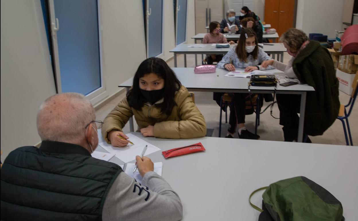 Sesión de trabajo en los locales municipales de Morlans.