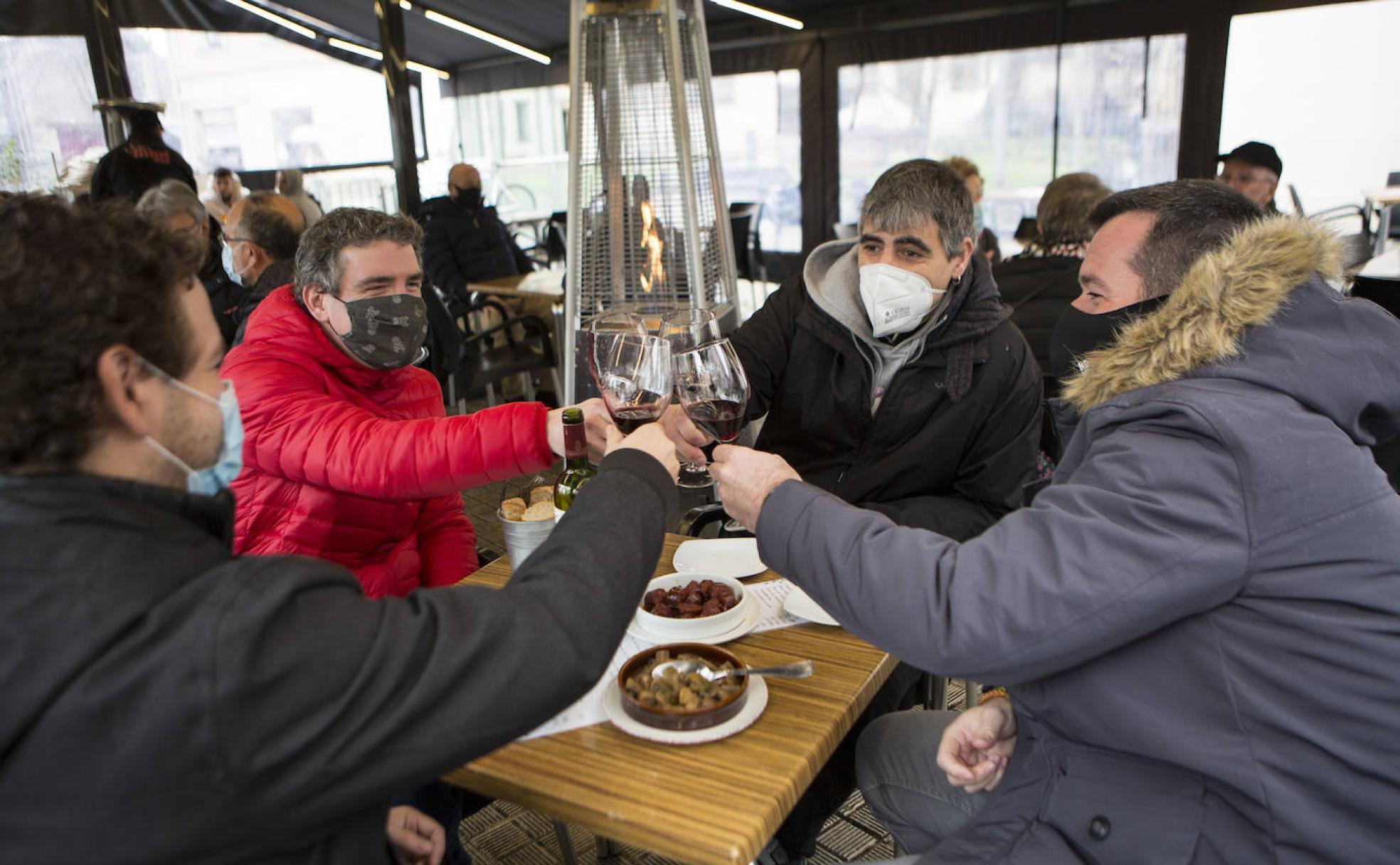 Mikel, Aitor, Haritz y Mikel brindan sin saber cuándo podrán volver a juntarse en la terraza de un bar.