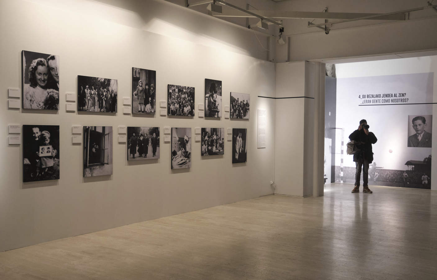 El Koldo Mitxelena acoge una exposición que invita a cuestionarse de forma crítica qué hemos visto y qué sabemos del campo de exterminio naz