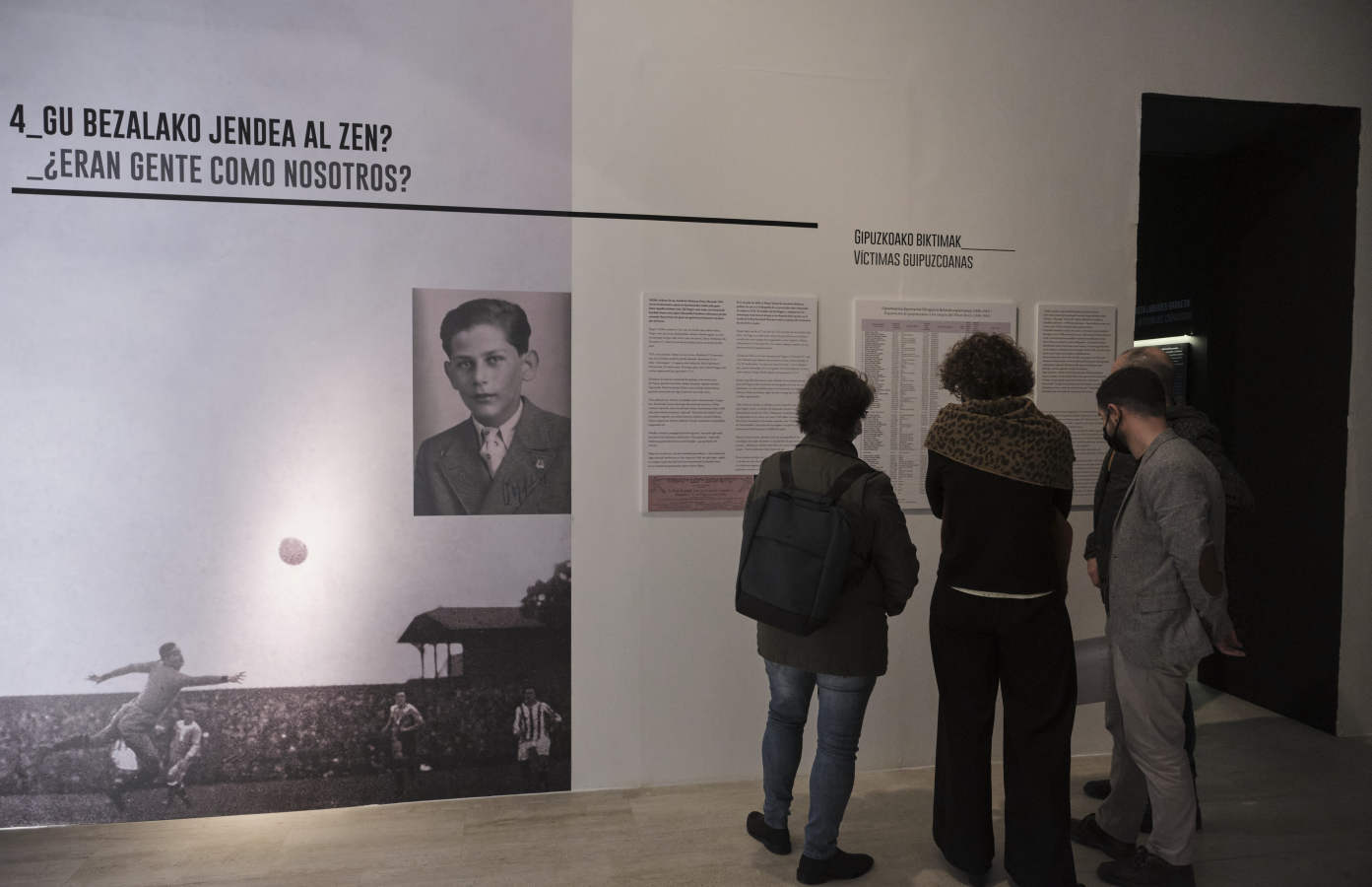El Koldo Mitxelena acoge una exposición que invita a cuestionarse de forma crítica qué hemos visto y qué sabemos del campo de exterminio naz