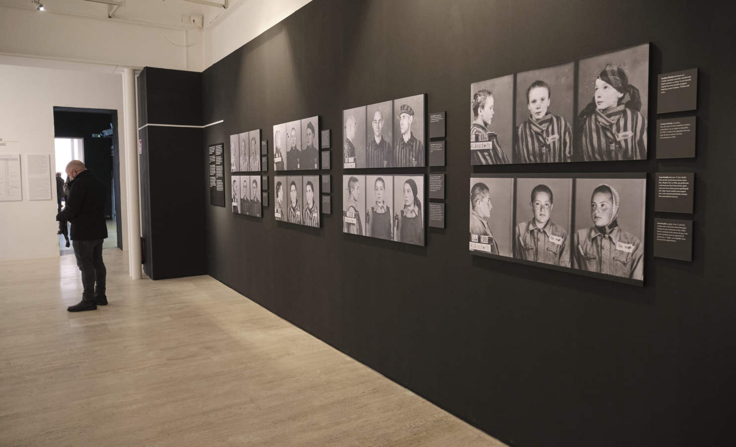 El Koldo Mitxelena acoge una exposición que invita a cuestionarse de forma crítica qué hemos visto y qué sabemos del campo de exterminio naz