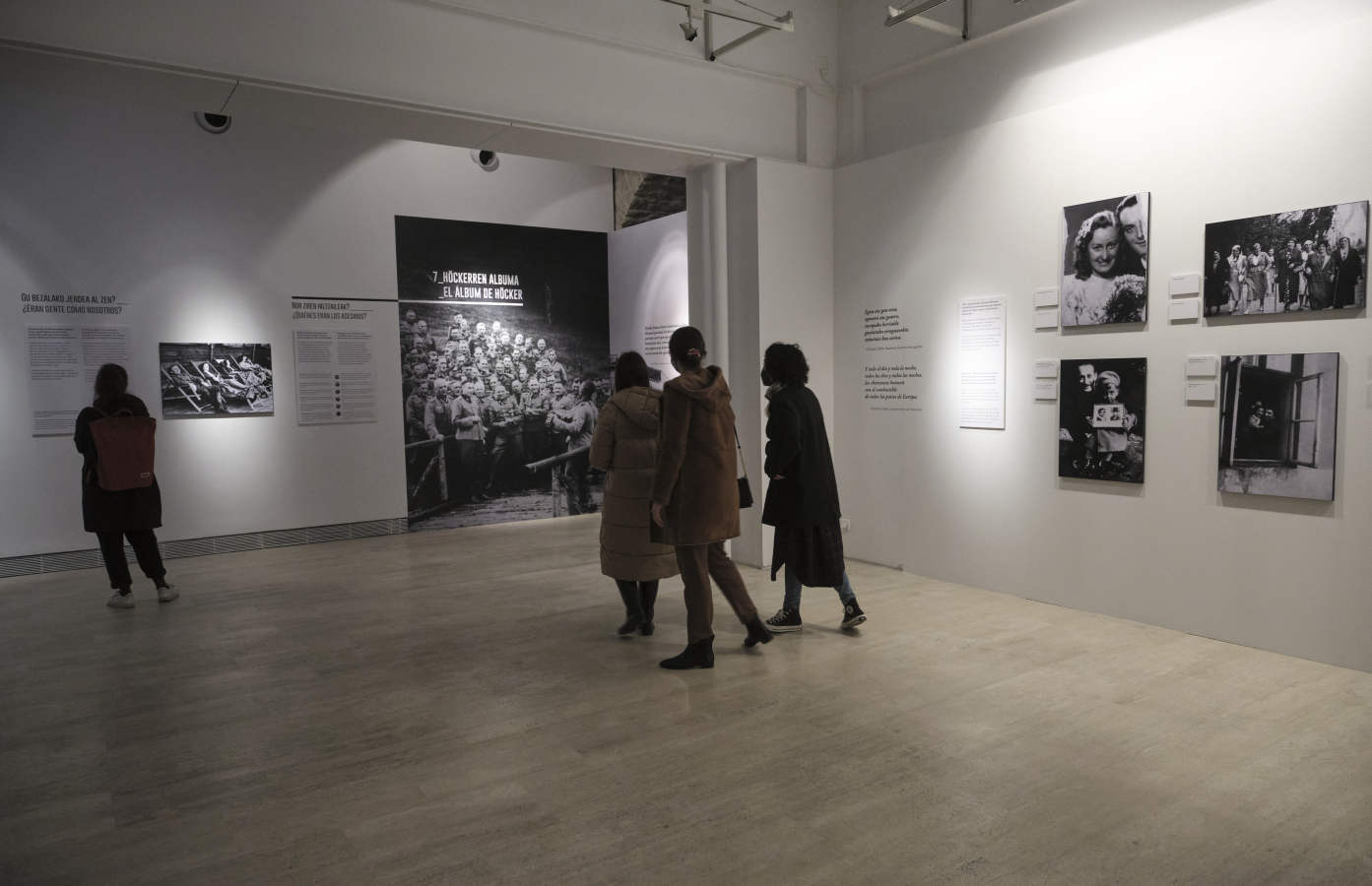 El Koldo Mitxelena acoge una exposición que invita a cuestionarse de forma crítica qué hemos visto y qué sabemos del campo de exterminio naz