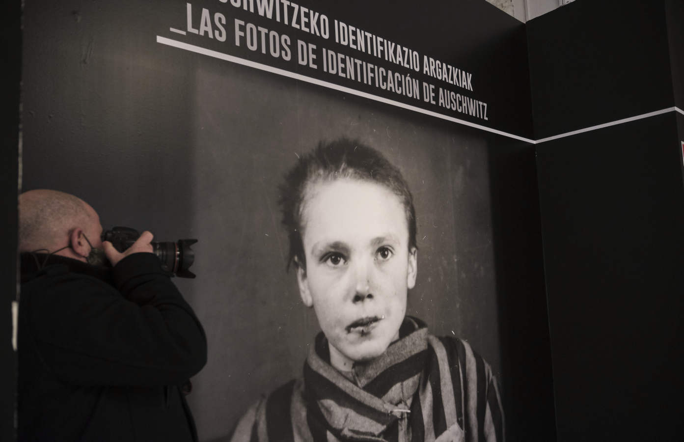 El Koldo Mitxelena acoge una exposición que invita a cuestionarse de forma crítica qué hemos visto y qué sabemos del campo de exterminio naz