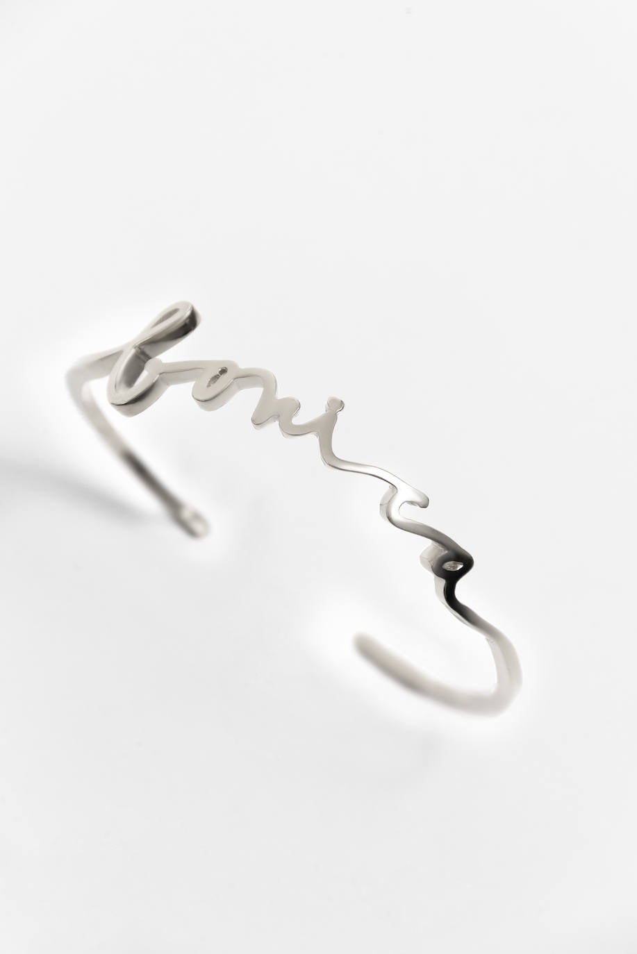 San Valentín es algo más que el día del amor entre parejas; también es el día del amor con tu madre o con tu mejor amiga. Porque ahora todo cobra más sentido que nunca. Echamos de menos besar, abrazar, reír juntos y sentir. Colgantes, pulseras, pendientes, tazas... y las flores también son un esencial de este día. Por eso en este 2021 tan atípico, te proponemos un bouquet de paniculata, eucalipto y rosas rojas preservadas que duran para siempre. No hay excusas para alegrar un día como este, para sorprender a esa persona especial que hace mucho que no ves, o porque sí, porque te lo mereces. ¡Inspírate!