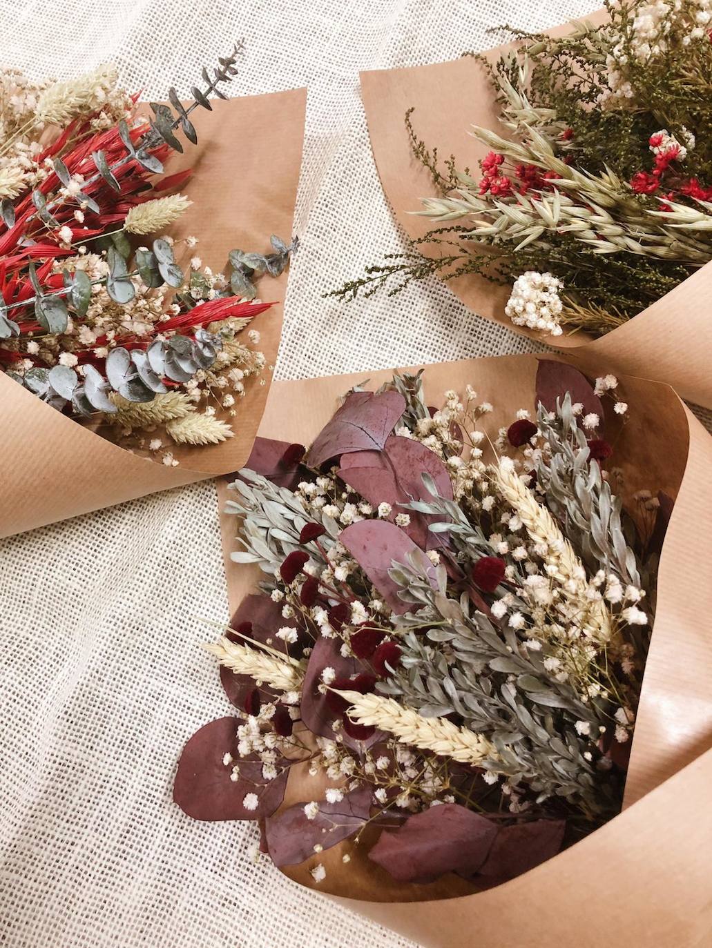 San Valentín es algo más que el día del amor entre parejas; también es el día del amor con tu madre o con tu mejor amiga. Porque ahora todo cobra más sentido que nunca. Echamos de menos besar, abrazar, reír juntos y sentir. Colgantes, pulseras, pendientes, tazas... y las flores también son un esencial de este día. Por eso en este 2021 tan atípico, te proponemos un bouquet de paniculata, eucalipto y rosas rojas preservadas que duran para siempre. No hay excusas para alegrar un día como este, para sorprender a esa persona especial que hace mucho que no ves, o porque sí, porque te lo mereces. ¡Inspírate!