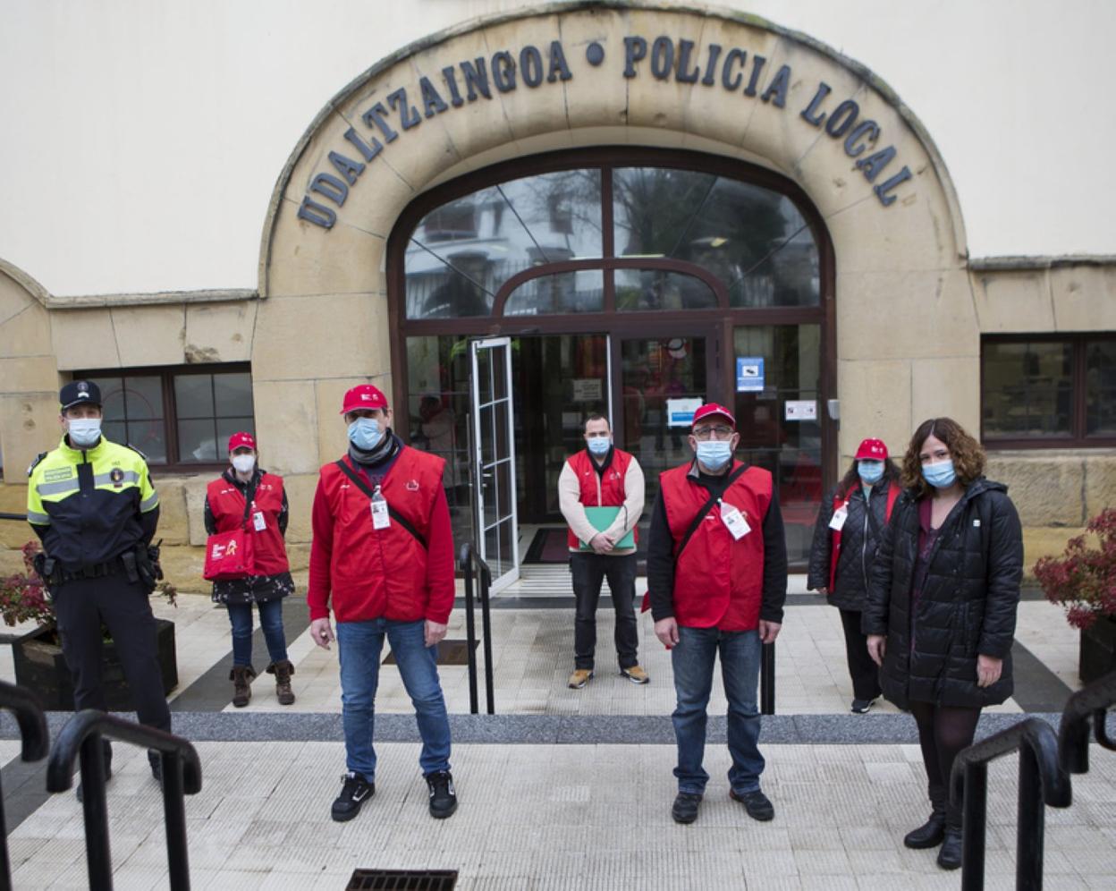 Los agentes cívicos junto a la delegada Cristina Laborda y el suboficial de la Policía Local, Iñaki Corral. 