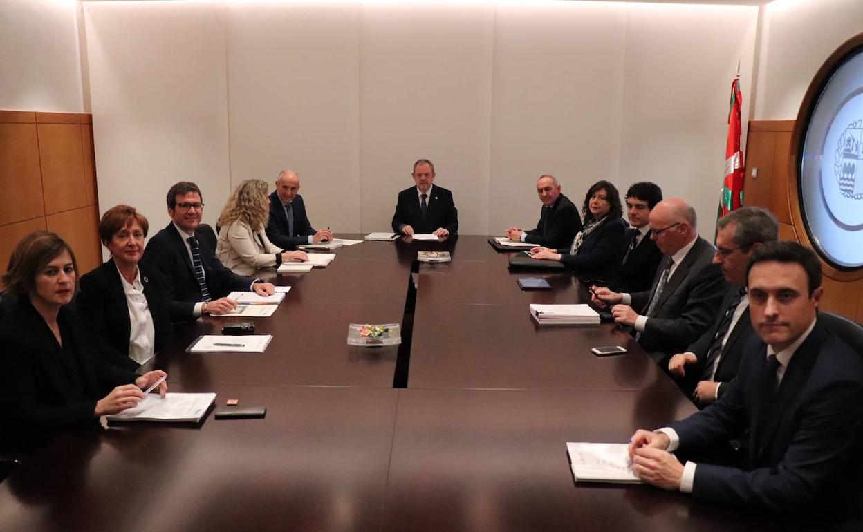 Los responsables institucionales del Gobierno Vasco, Diputaciones forales y Eudel, en la reunión del Consejo de Finanzas de febrero de 2020. 