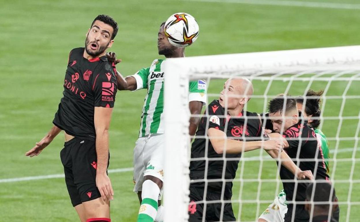 Merino, Guridi y Gorosabel defienden ante Paul y Lainez, anoche en el Benito Villamarín.