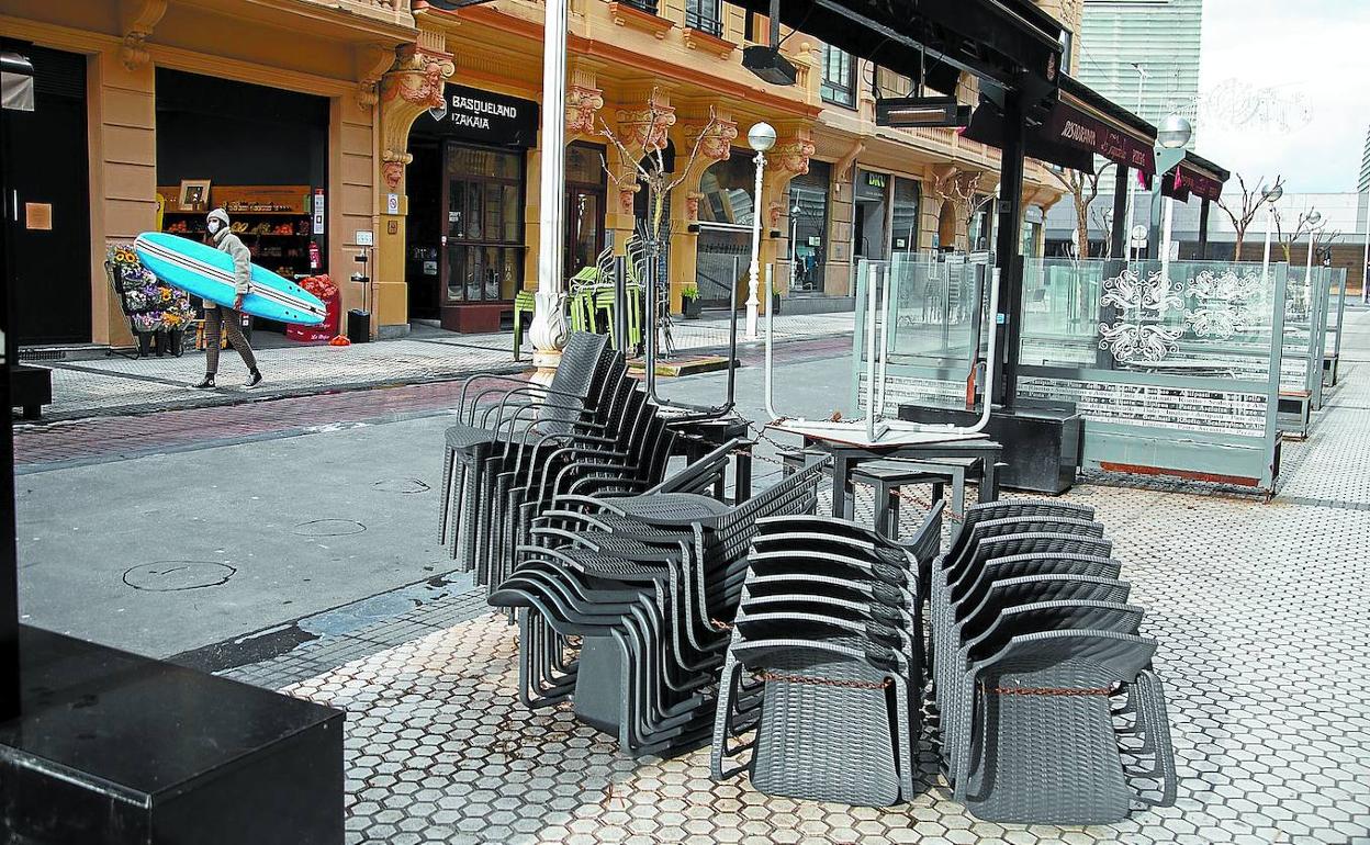 Salvo sorpresa, Salud notificará hoy la obligación de que los bares y restaurantes de Donostia vuelvan a cerrar a partir de mañana por estar en zona roja. 