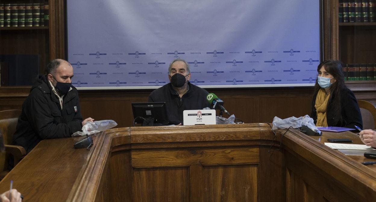 Aitor Errazkin eta Joxan Elosegi, 2020ko Loidi bekako irabazleak, Miren Echeveste Euskara ordezkariarekin batera. 