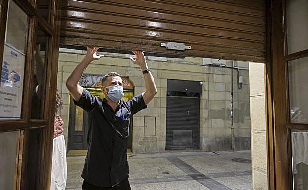 ¿Qué queda restringido en los municipios en zona roja?