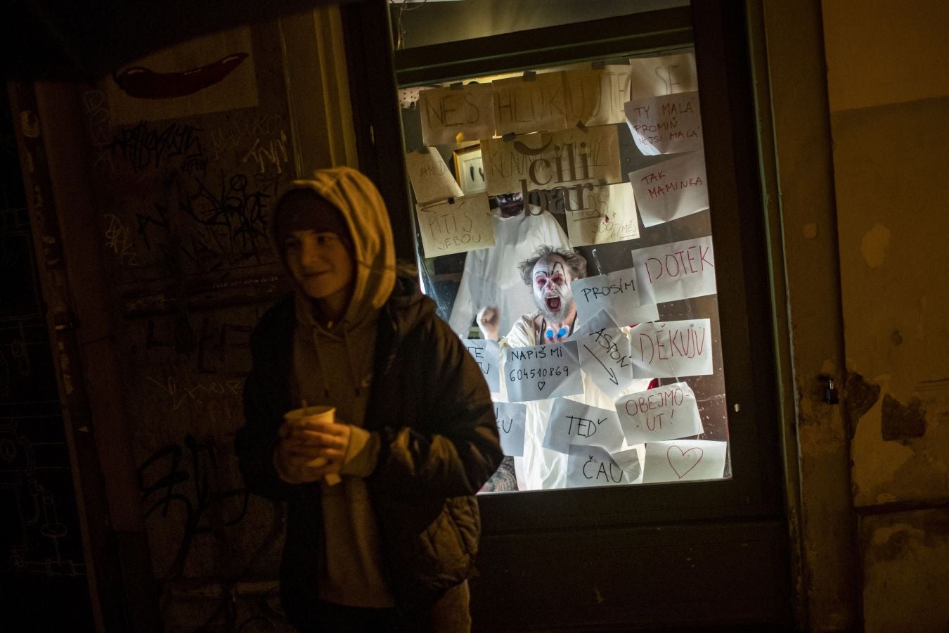 La compañía checa de circo contemporáneo 'Cirk La Putyka' ha decidido mostrar sus espectáculos a través de un escaparate en Praga debido al cierre de los teatros y locales de ocio en la República Checa por culpa de la pandemia.