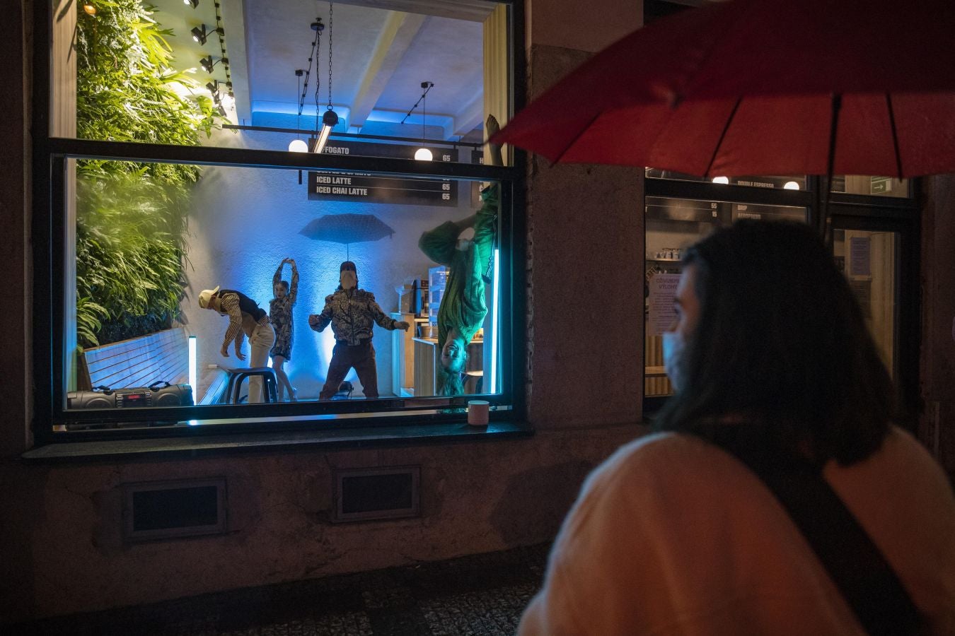La compañía checa de circo contemporáneo 'Cirk La Putyka' ha decidido mostrar sus espectáculos a través de un escaparate en Praga debido al cierre de los teatros y locales de ocio en la República Checa por culpa de la pandemia.