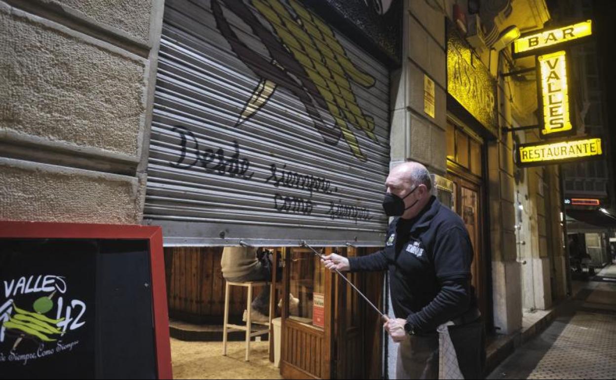 Ayer cerraron la persiana del bar Vallés, en Donostia, a la espera de reabrirla pronto