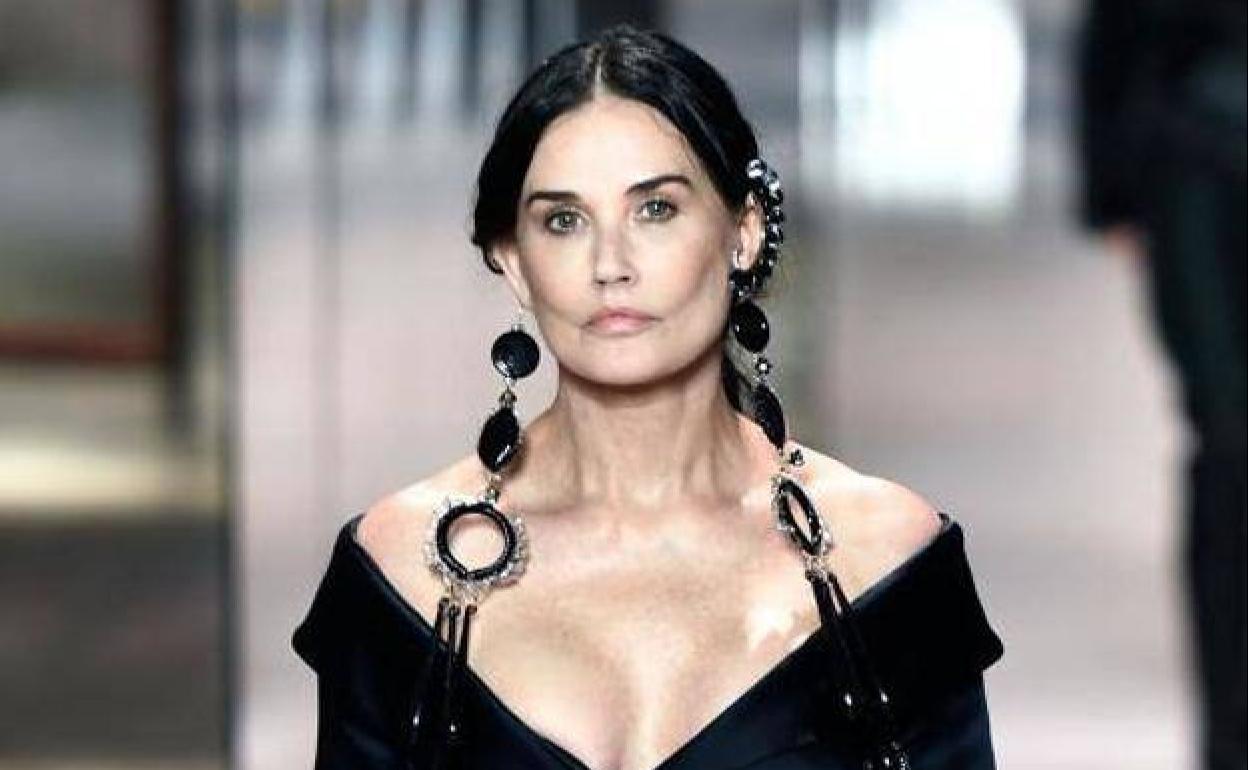 El rostro irreconocible de Demi Moore en la Semana de la Alta Costura de París