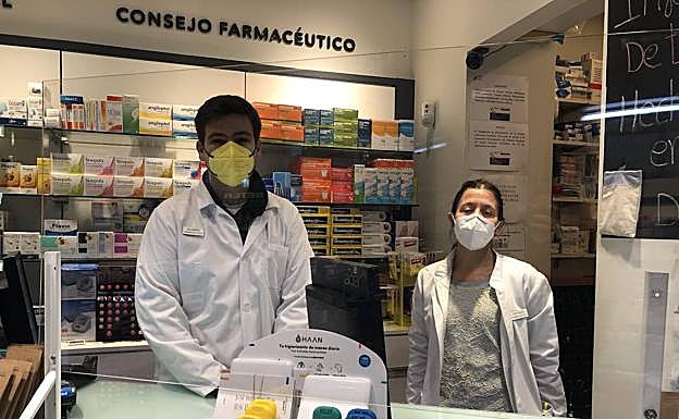 Álvaro Cremades, en su farmacia. 