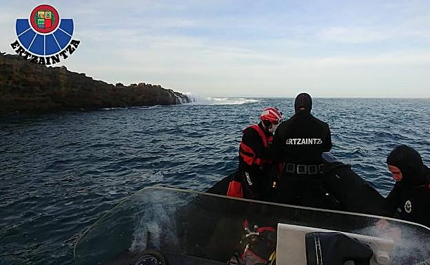 Efectivos de la Ertzaintza en las labores de búsqueda, a primera hora de este viernes.