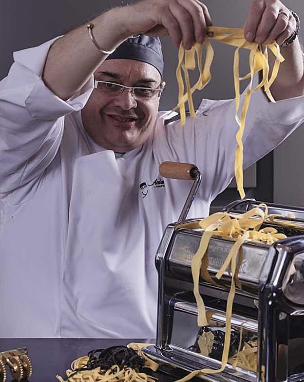 Andrea Tumbarello muestra la pasta artesanal que elabora en su trattoriaDon Giovanni, situada en Madrid.