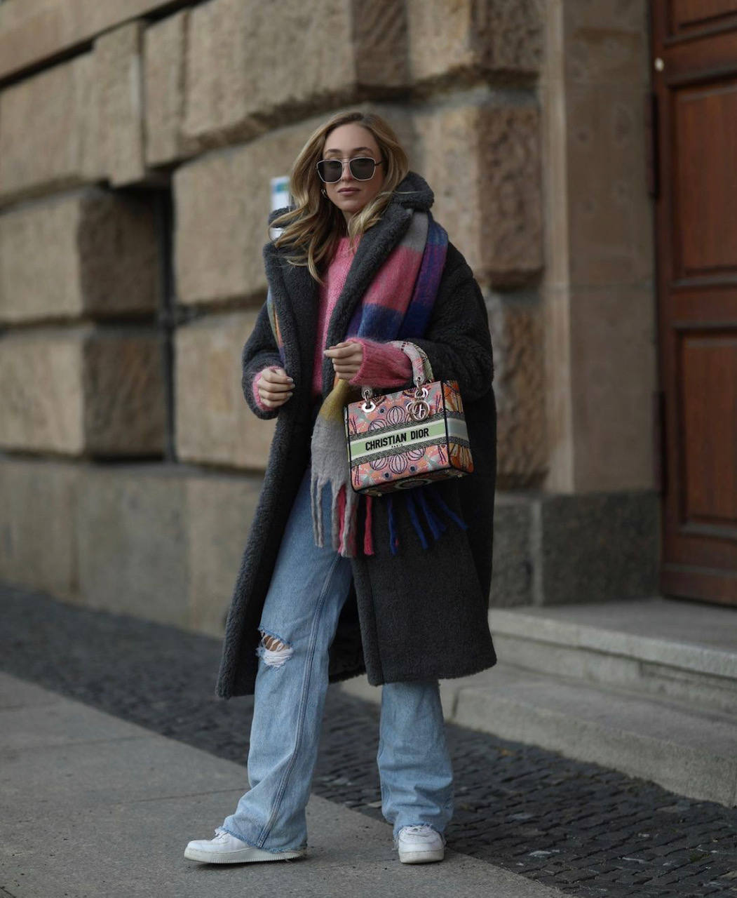 El chándal, las sudaderas, los pantalones anchos, las 'blazer oversize', los 'cardigan', las botas blancas, los salones de colores, las 'sneakers' extravagantes, los abrigos y las chaquetas de cuadros, la prenda exterior y chalecos acolchados, los vestidos de punto, las camisas y los 'tops' XXL, los jerseys de cuello alto, las piezas de cuero o polipiel y los bolsos 'medium' con asa corta: estas prendas y sus múltiples combinaciones triunfarán durante todo el mes de febrero
