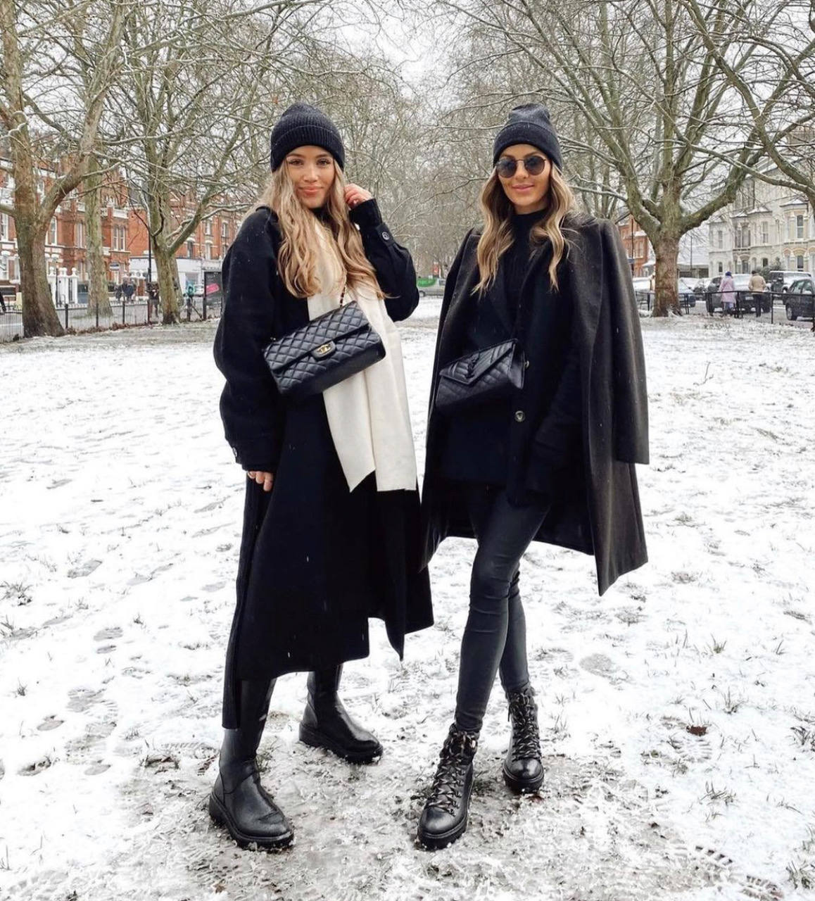 El chándal, las sudaderas, los pantalones anchos, las 'blazer oversize', los 'cardigan', las botas blancas, los salones de colores, las 'sneakers' extravagantes, los abrigos y las chaquetas de cuadros, la prenda exterior y chalecos acolchados, los vestidos de punto, las camisas y los 'tops' XXL, los jerseys de cuello alto, las piezas de cuero o polipiel y los bolsos 'medium' con asa corta: estas prendas y sus múltiples combinaciones triunfarán durante todo el mes de febrero