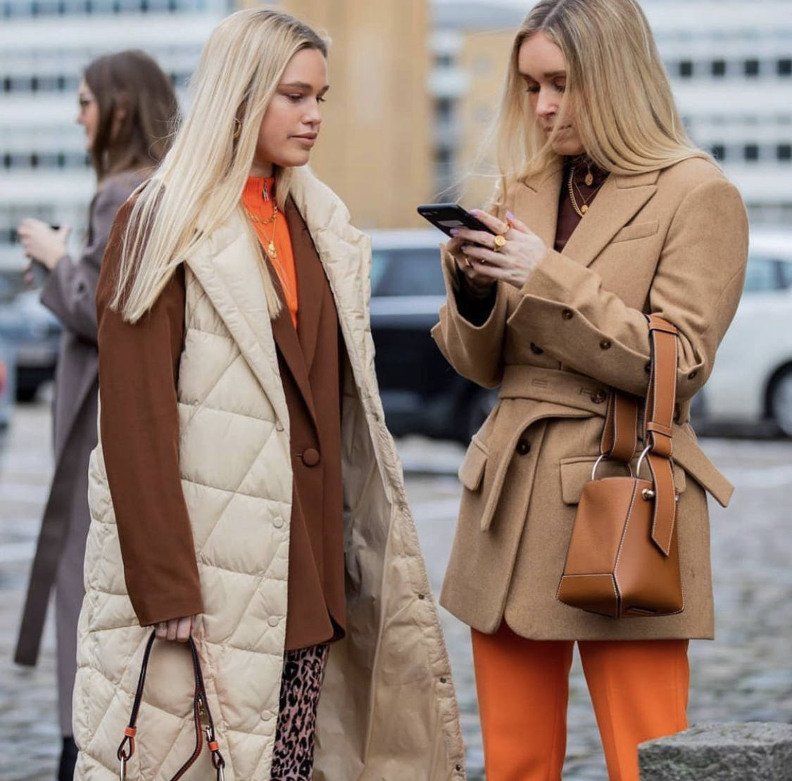 El chándal, las sudaderas, los pantalones anchos, las 'blazer oversize', los 'cardigan', las botas blancas, los salones de colores, las 'sneakers' extravagantes, los abrigos y las chaquetas de cuadros, la prenda exterior y chalecos acolchados, los vestidos de punto, las camisas y los 'tops' XXL, los jerseys de cuello alto, las piezas de cuero o polipiel y los bolsos 'medium' con asa corta: estas prendas y sus múltiples combinaciones triunfarán durante todo el mes de febrero