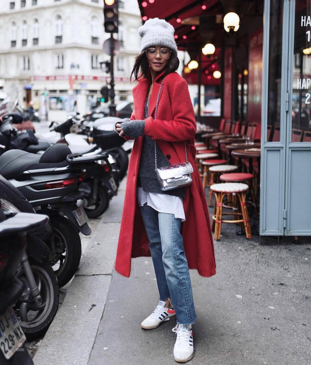 El chándal, las sudaderas, los pantalones anchos, las 'blazer oversize', los 'cardigan', las botas blancas, los salones de colores, las 'sneakers' extravagantes, los abrigos y las chaquetas de cuadros, la prenda exterior y chalecos acolchados, los vestidos de punto, las camisas y los 'tops' XXL, los jerseys de cuello alto, las piezas de cuero o polipiel y los bolsos 'medium' con asa corta: estas prendas y sus múltiples combinaciones triunfarán durante todo el mes de febrero