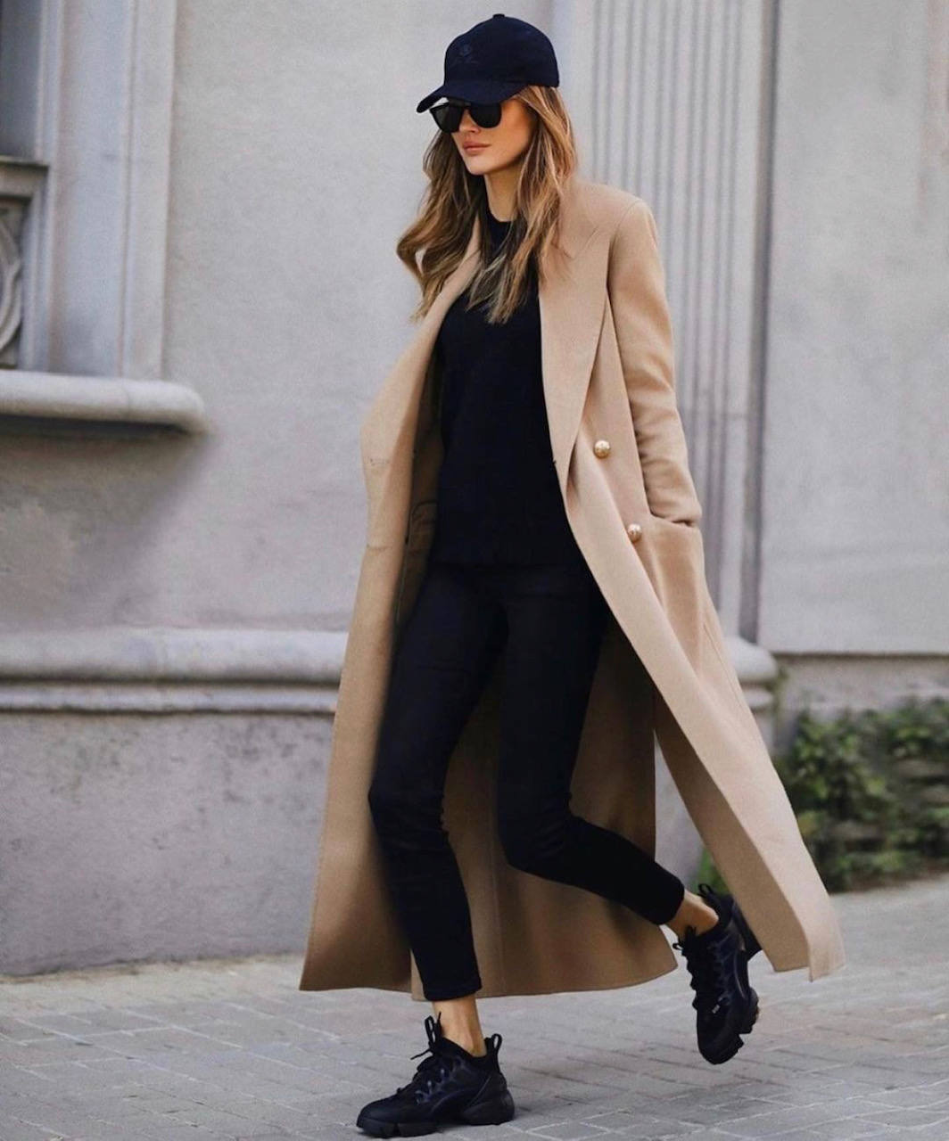 El chándal, las sudaderas, los pantalones anchos, las 'blazer oversize', los 'cardigan', las botas blancas, los salones de colores, las 'sneakers' extravagantes, los abrigos y las chaquetas de cuadros, la prenda exterior y chalecos acolchados, los vestidos de punto, las camisas y los 'tops' XXL, los jerseys de cuello alto, las piezas de cuero o polipiel y los bolsos 'medium' con asa corta: estas prendas y sus múltiples combinaciones triunfarán durante todo el mes de febrero