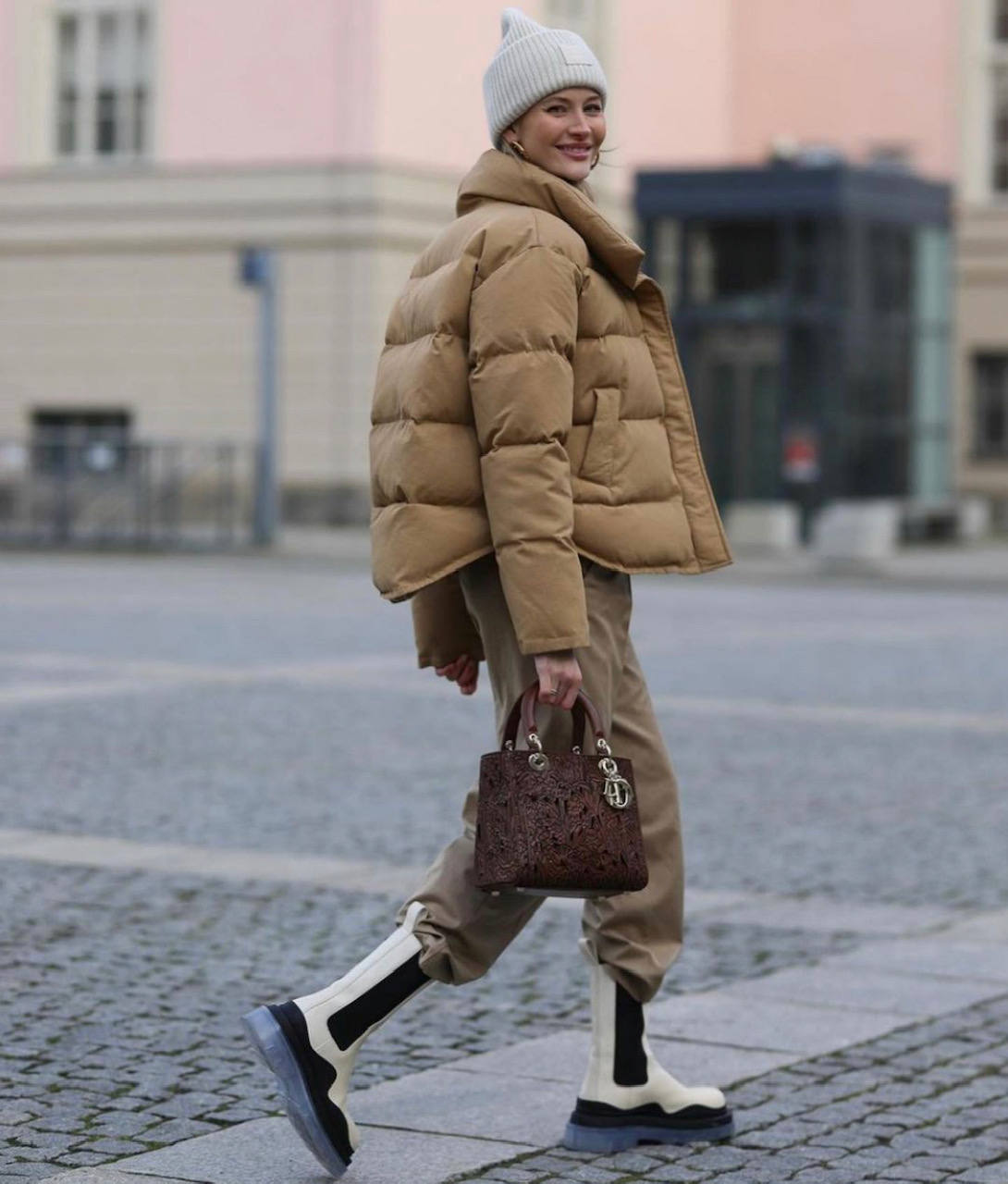 El chándal, las sudaderas, los pantalones anchos, las 'blazer oversize', los 'cardigan', las botas blancas, los salones de colores, las 'sneakers' extravagantes, los abrigos y las chaquetas de cuadros, la prenda exterior y chalecos acolchados, los vestidos de punto, las camisas y los 'tops' XXL, los jerseys de cuello alto, las piezas de cuero o polipiel y los bolsos 'medium' con asa corta: estas prendas y sus múltiples combinaciones triunfarán durante todo el mes de febrero