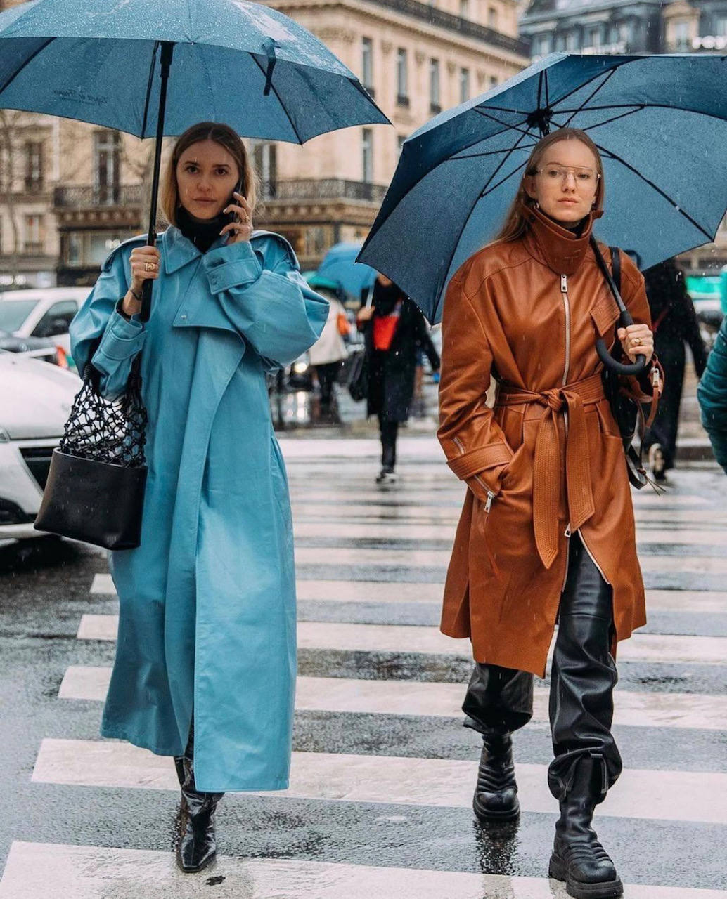 El chándal, las sudaderas, los pantalones anchos, las 'blazer oversize', los 'cardigan', las botas blancas, los salones de colores, las 'sneakers' extravagantes, los abrigos y las chaquetas de cuadros, la prenda exterior y chalecos acolchados, los vestidos de punto, las camisas y los 'tops' XXL, los jerseys de cuello alto, las piezas de cuero o polipiel y los bolsos 'medium' con asa corta: estas prendas y sus múltiples combinaciones triunfarán durante todo el mes de febrero