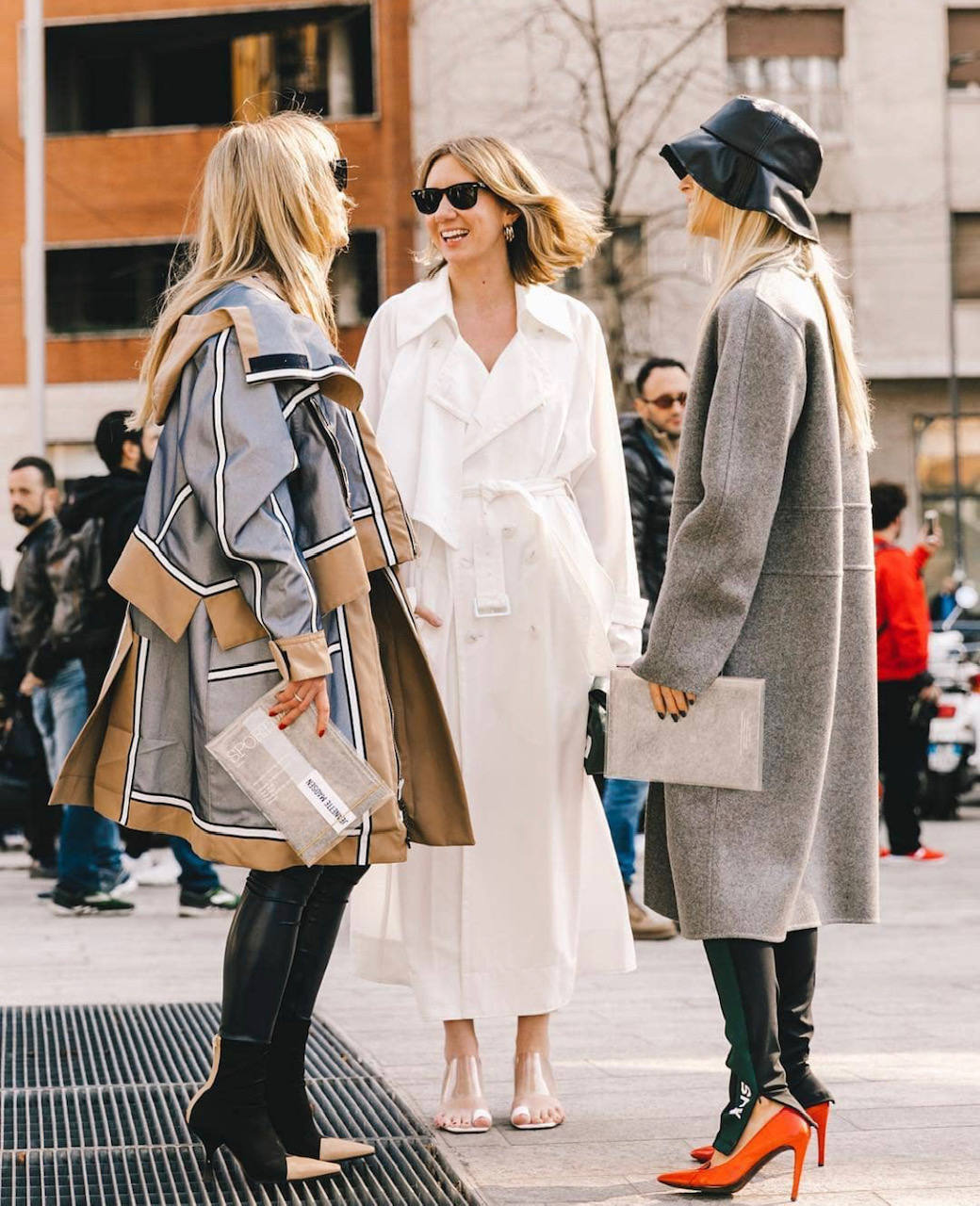 El chándal, las sudaderas, los pantalones anchos, las 'blazer oversize', los 'cardigan', las botas blancas, los salones de colores, las 'sneakers' extravagantes, los abrigos y las chaquetas de cuadros, la prenda exterior y chalecos acolchados, los vestidos de punto, las camisas y los 'tops' XXL, los jerseys de cuello alto, las piezas de cuero o polipiel y los bolsos 'medium' con asa corta: estas prendas y sus múltiples combinaciones triunfarán durante todo el mes de febrero