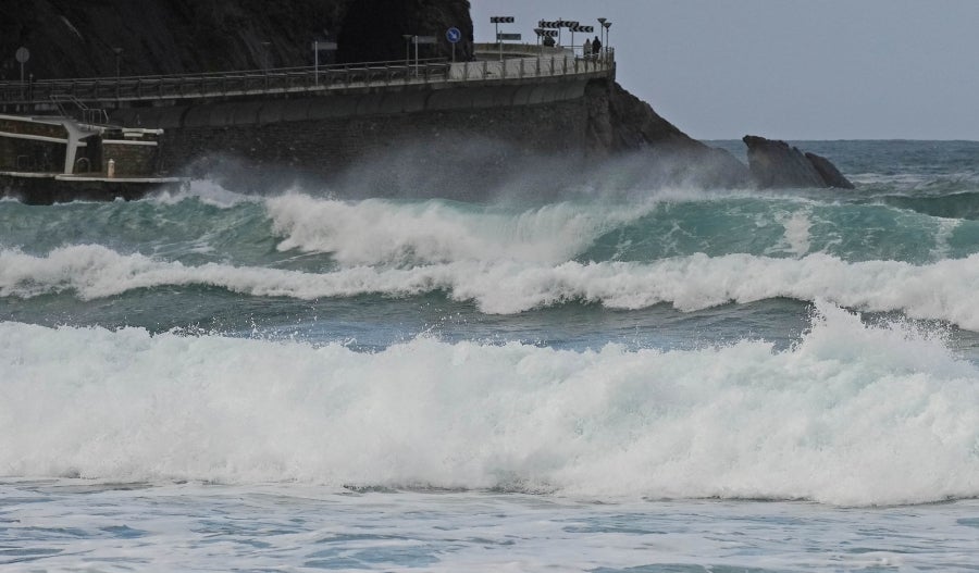 Este sábado se ha mantenido activa la alerta naranja por riesgo para la navegación y se han podido ver olas de significante altura, que han alcanzado los 5 metros e incluso los 7 metros a últimas horas del día. 