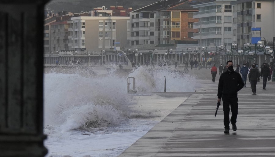 Este sábado se ha mantenido activa la alerta naranja por riesgo para la navegación y se han podido ver olas de significante altura, que han alcanzado los 5 metros e incluso los 7 metros a últimas horas del día. 