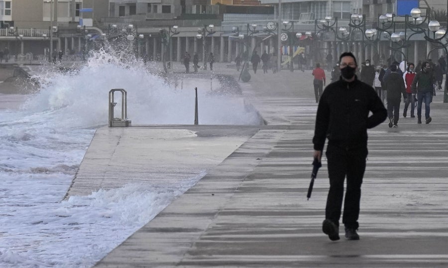 Este sábado se ha mantenido activa la alerta naranja por riesgo para la navegación y se han podido ver olas de significante altura, que han alcanzado los 5 metros e incluso los 7 metros a últimas horas del día. 