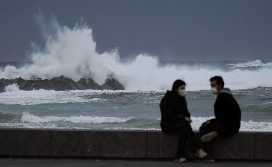 Este sábado se ha mantenido activa la alerta naranja por riesgo para la navegación y se han podido ver olas de significante altura, que han alcanzado los 5 metros e incluso los 7 metros a últimas horas del día. 
